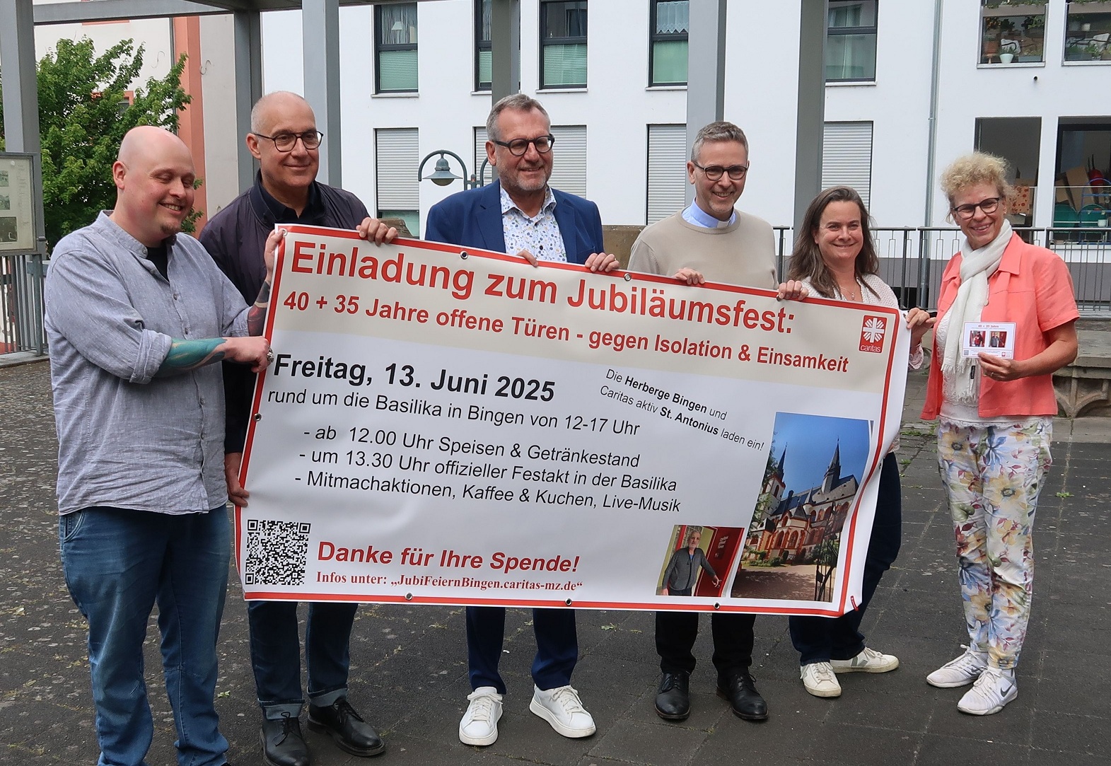 Oberbürgermeister und Schirmherr Thomas Feser (3. v. li.) freut sich mit den Verantwortlichen von Caritas und Kirche auf die Veranstaltung am 13. Juni.