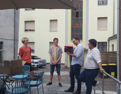 Es auch eine Überraschung: Beigeordneter Sebastian Hamann (2. v. re.) übergab als Jugenddezernent von Bingen das Geschenk der Kreisjugendpflege an die an-wesenden Sprecher der Jugendvertretung (li).; mit dabei ist Bürgermeister Ulrich Mönch (re.)