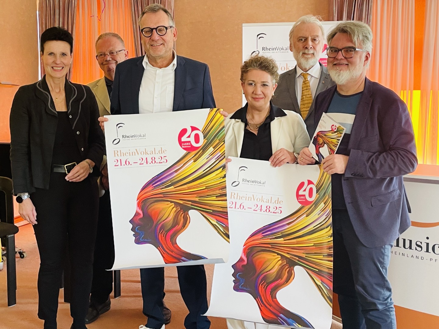 Oberbürgermeister Thomas Feser (3. v. li.) bei der Präsentation des Festivalplakates.