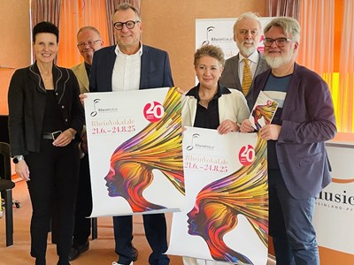 Oberbürgermeister Thomas Feser (3. v. li.) bei der Präsentation des Festivalplakates.