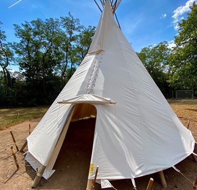 Tipi auf dem Gelände der Waldkita auf dem Rochusberg