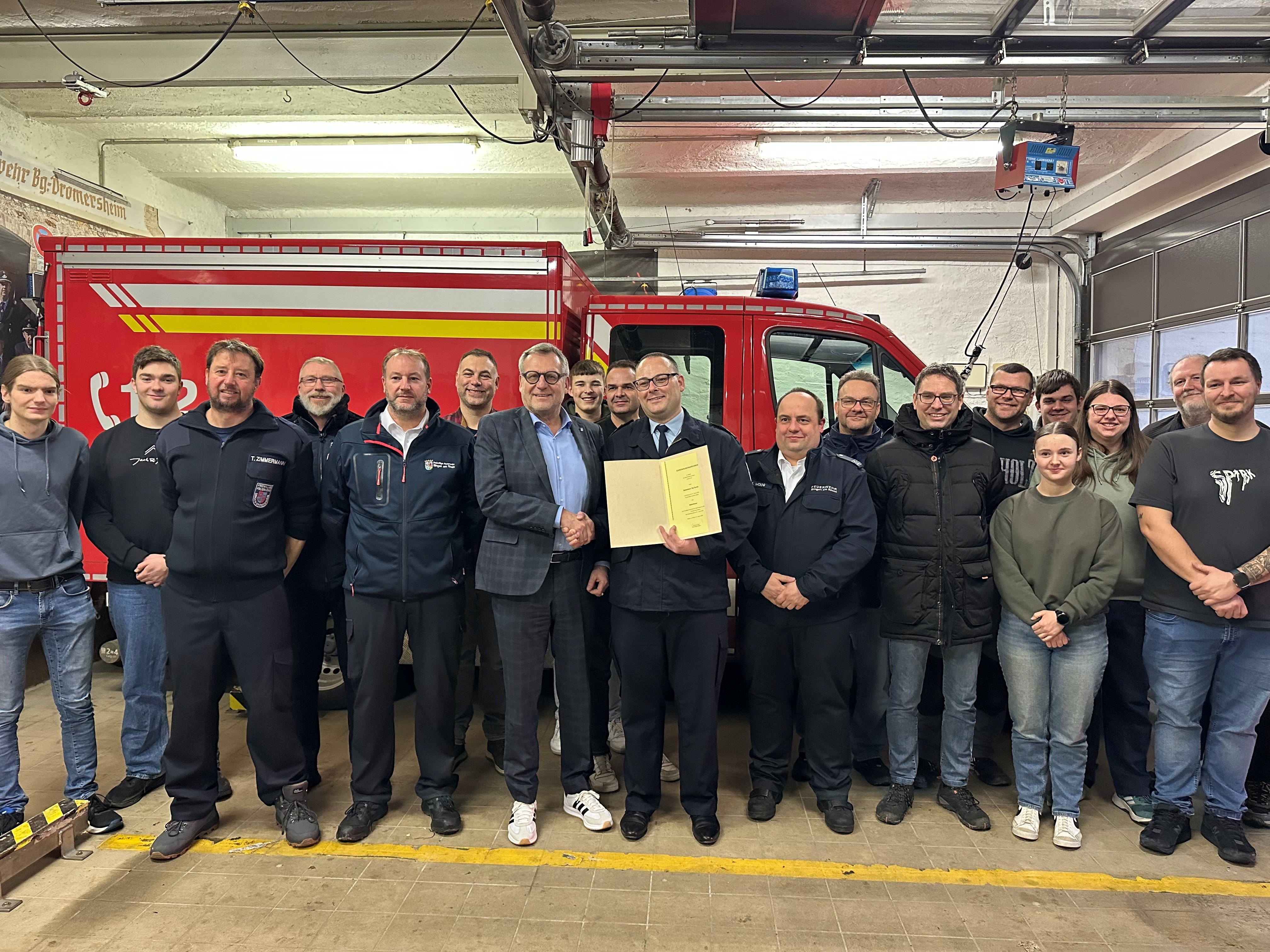 Oberbürgermeister Thomas Feser gratuliert dem wiedergewählten Wehrführer Sebastiano del Sordo.