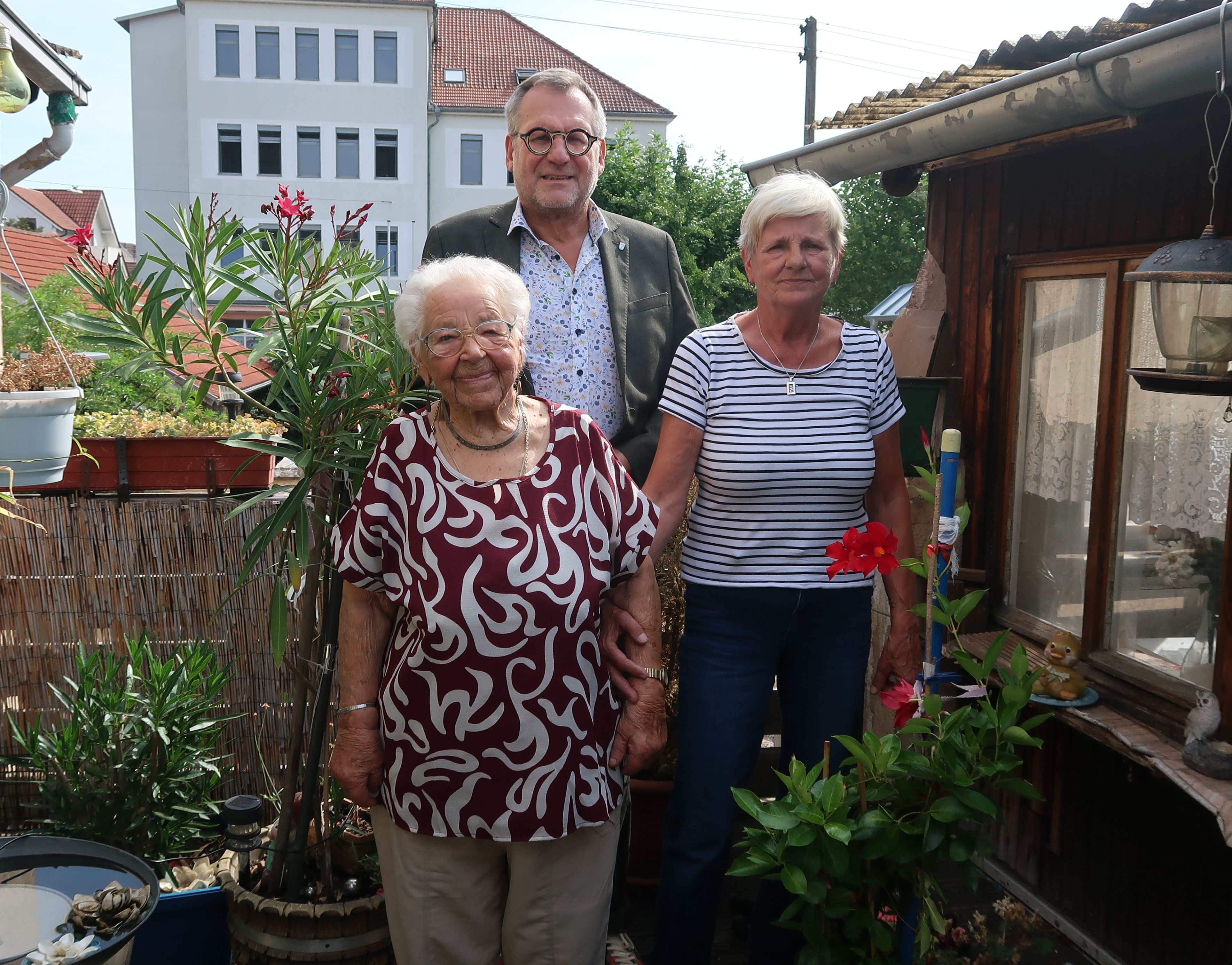 Oberbürgermeister Thomas Feser gratuliert Marianne Kolb zu ihrem 101. Geburtstag.