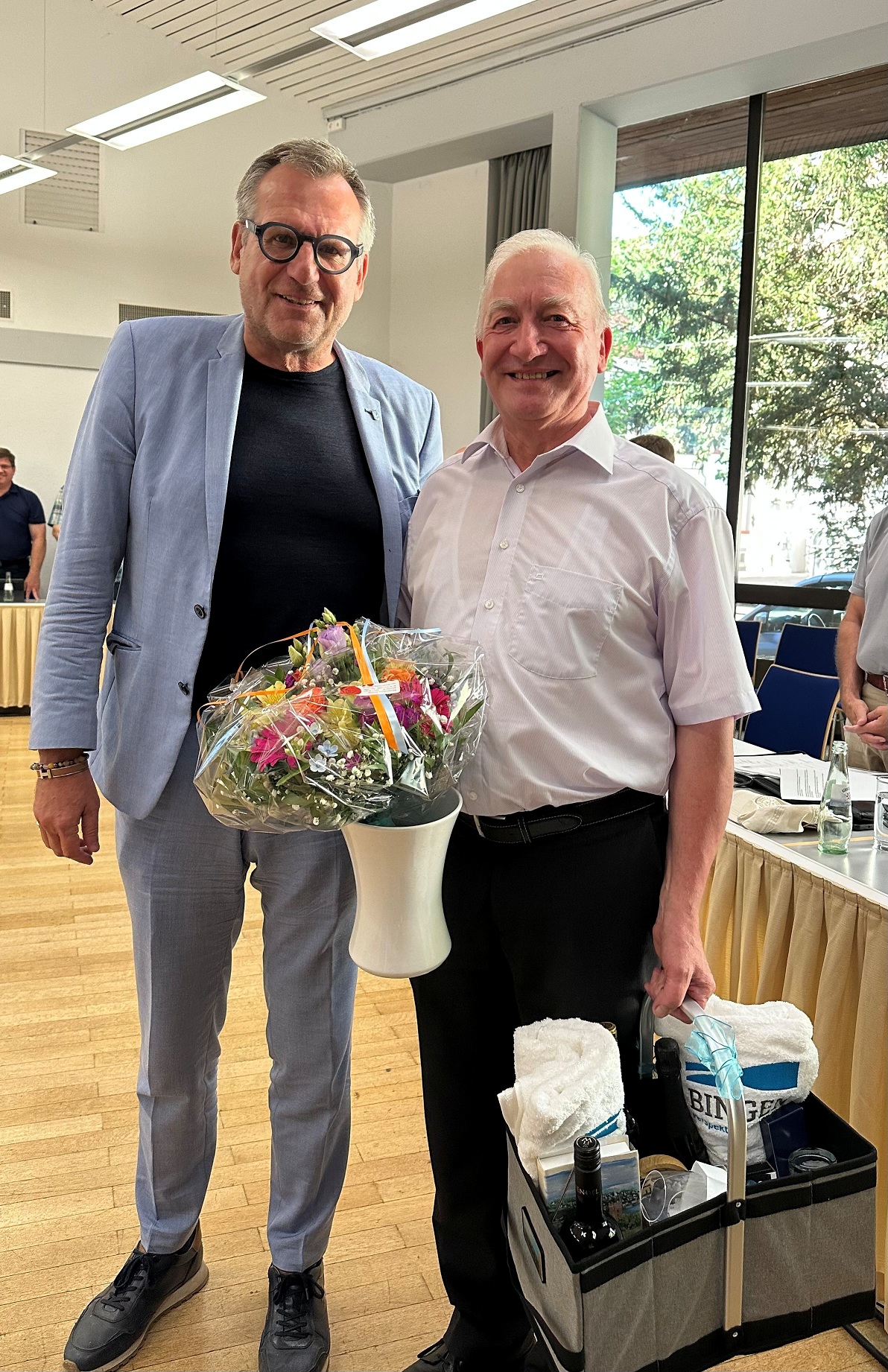 Oberbürgermeister Thomas Feser (li.) bedankt sich bei Siegfried Theobald für dessen jahrzehntelange Arbeit und Unterstützung – nicht nur im Binger Stadtrat.