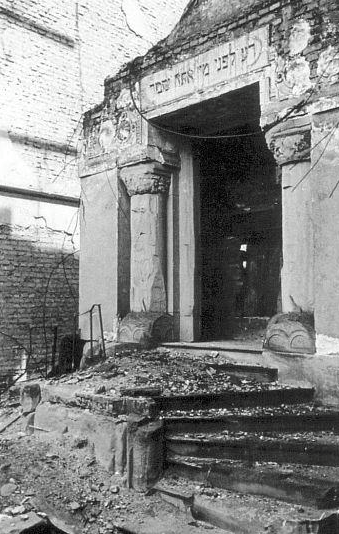 Der Thoraschrein der neuen Synagoge stand noch bis Anfang der 1970er Jahre zerstört und öffentlich zugänglich an der Rochusstraße.