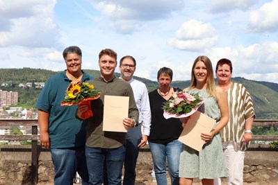 Susanne Modica Amore, Sebastian Hamann, Dagmar Leitner und Angelika Mid-delmann (hi. v. li.) gratulieren Serina Tonollo und Dominik Bülow.