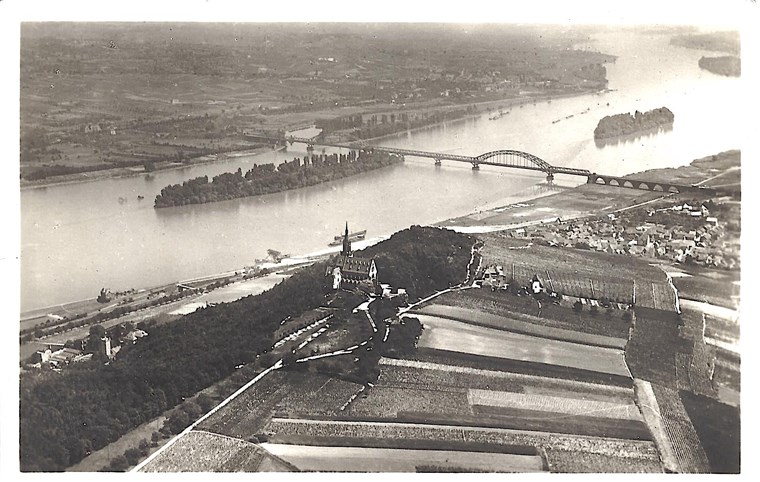 Die Hindenburgbrücke aus der Luft. Im Vordergrund die Rochuskapelle.