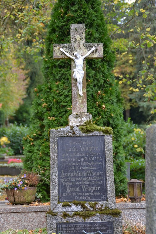 Auf dem Binger Waldfriedhof.