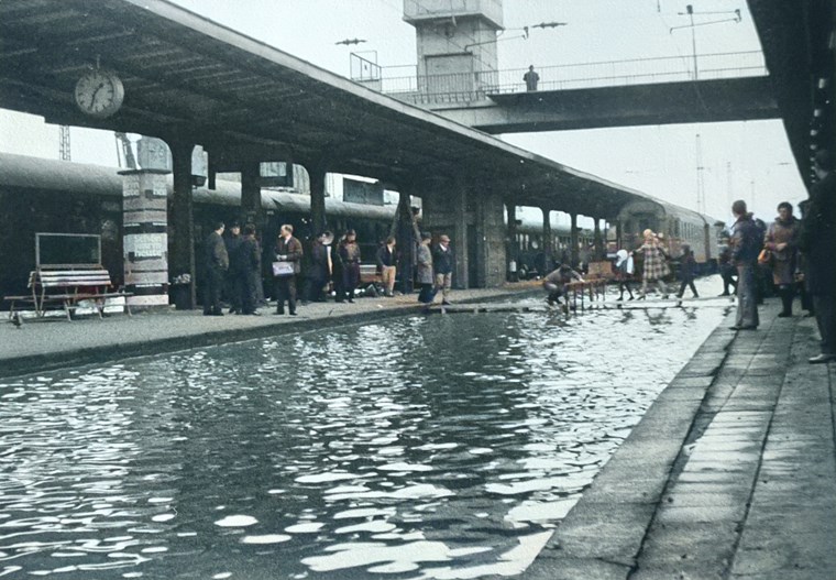 Sieht aus wie ein Schwimmbad, ist aber der Stadtbahnhof mit vollgelaufenen Gleisen, 1970.
