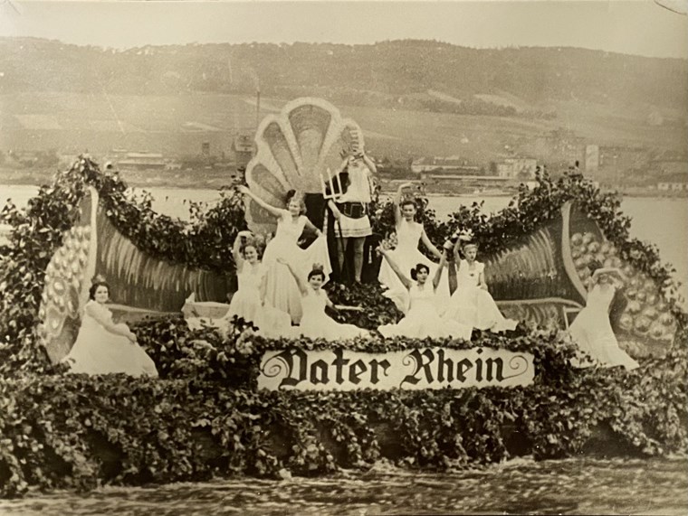 Eines der Schiffe beim "Umzug" anlässlich des KdF-Weindorfs am Rhein-Nahe-Eck, 1934.