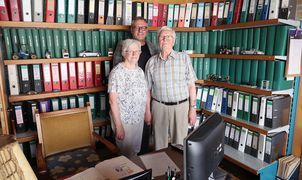 Oberbürgermeister Thomas Feser gratuliert dem Ehepaar Roos vor dem „Sponsheimer Archiv“ zur Diamantenen Hochzeit.