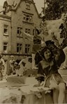 Der Winzerfestumzug 1947 führte auch am Binger Krankenhaus vorbei, das noch von Bombensplitter gezeichnet war.