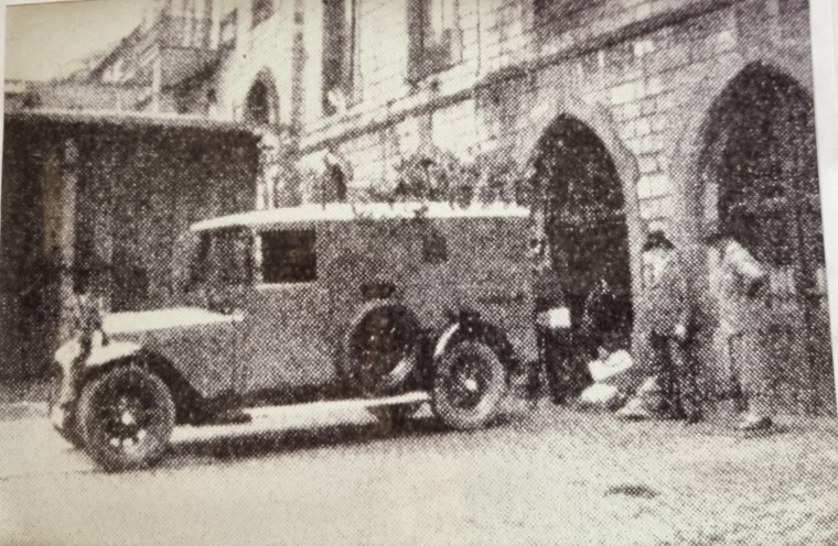 Kraft-Post-Auto am 15. Mai 1923 im Hof des alten Postgebäudes in der Bahnhofstraße