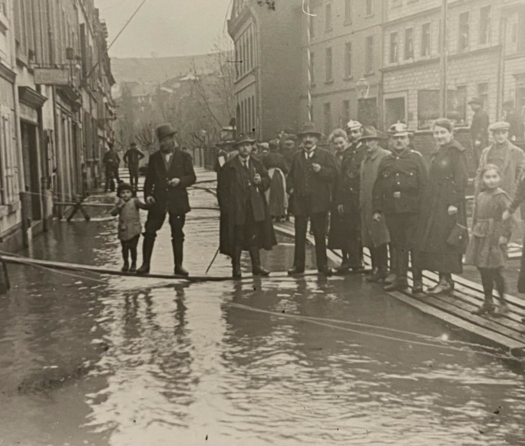 Hochwasser 1920. Das Foto zeigt die Gerbhausstraße, damals noch vollständig bebaut.