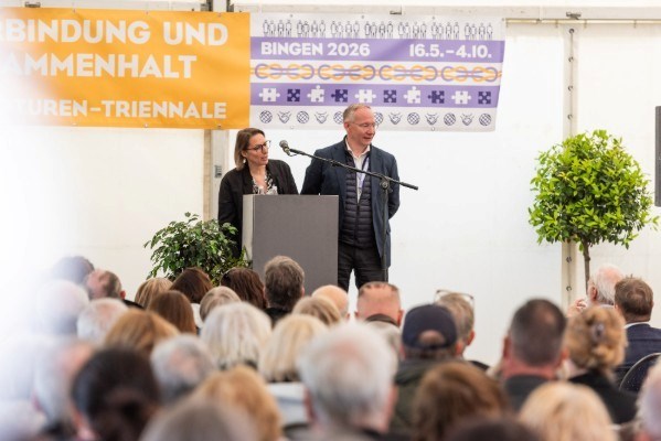 Kuratorin Sara Bernshausen und Kurator Lutz Driever