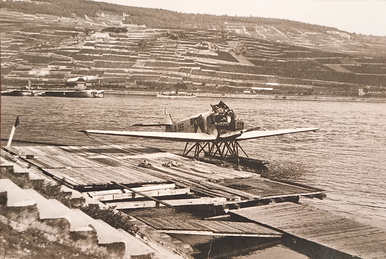 Das Flugboot wird vertäut.