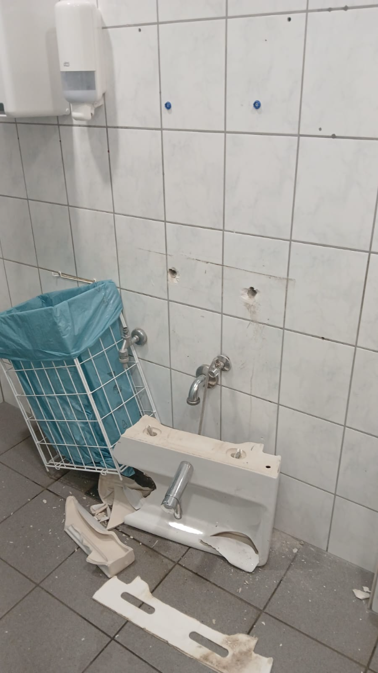 Sinnlose Zerstörungswut im Herren-WC des Kulturzentrums.