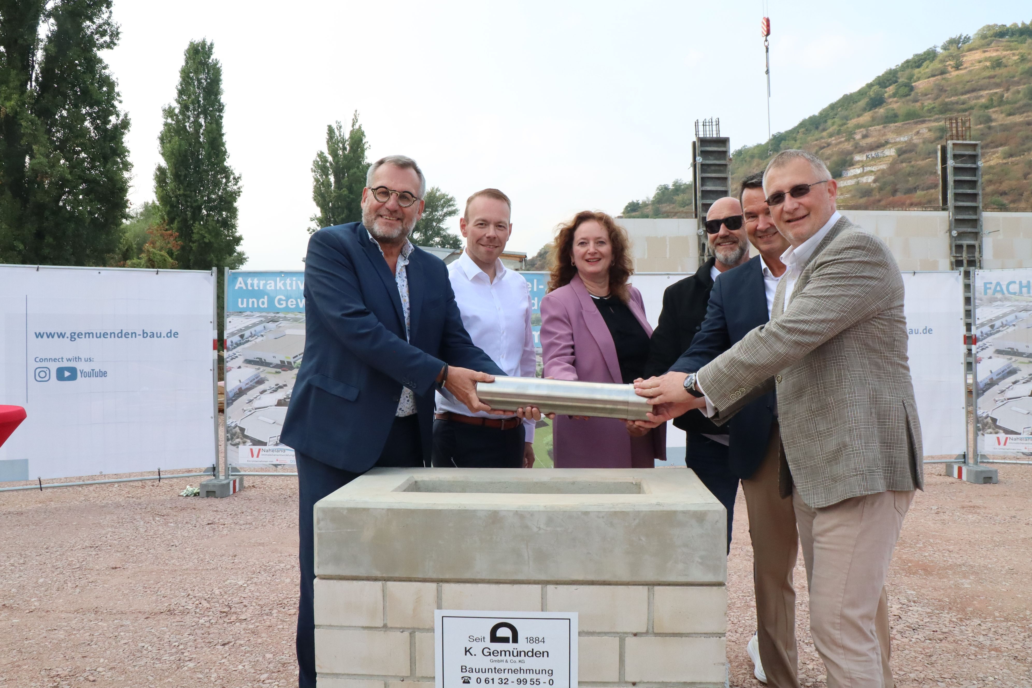 Gemeinsame Grundsteinlegung für den Neubau im Fachmarktzentrum Scharlachberg (v. l.): Oberbürgermeister Thomas Feser, Jan-Philipp Schulz, Iryna Fink, Dag Stein-Herzberger, Jörg Brendel und Holger Wessling.