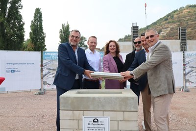 Gemeinsame Grundsteinlegung für den Neubau im Fachmarktzentrum Scharlachberg (v. l.): Oberbürgermeister Thomas Feser, Jan-Philipp Schulz, Iryna Fink, Dag Stein-Herzberger, Jörg Brendel und Holger Wessling.