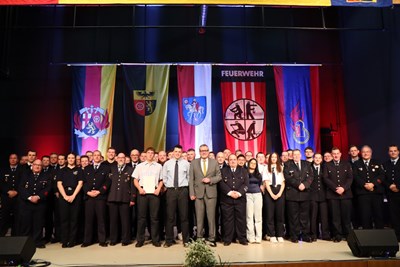 Oberbürgermeister Thomas Feser (Bildmitte) im Kreise der geehrten Feuerwehrkameradinnen und -kameraden auf dem Kameradschaftsabend 2025 in Bingen-Kempten