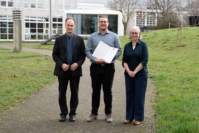 Prof. Dr.-Ing. Simon Duque Antón (Mitte) mit der Präsidentin Prof. Dr. Antje Krause (rechts) und Dekan Prof. Dr.-Ing. Christian Baier-Welt.