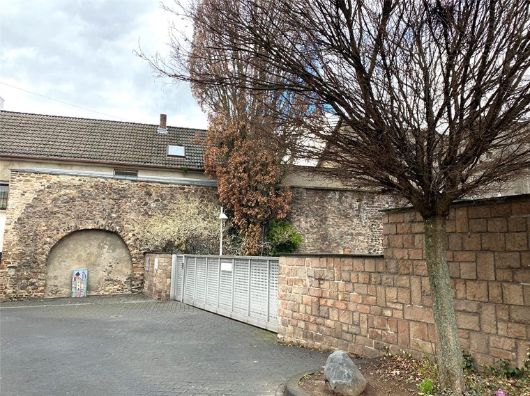 Blick von Süden auf Stadtmauer und Tor heute