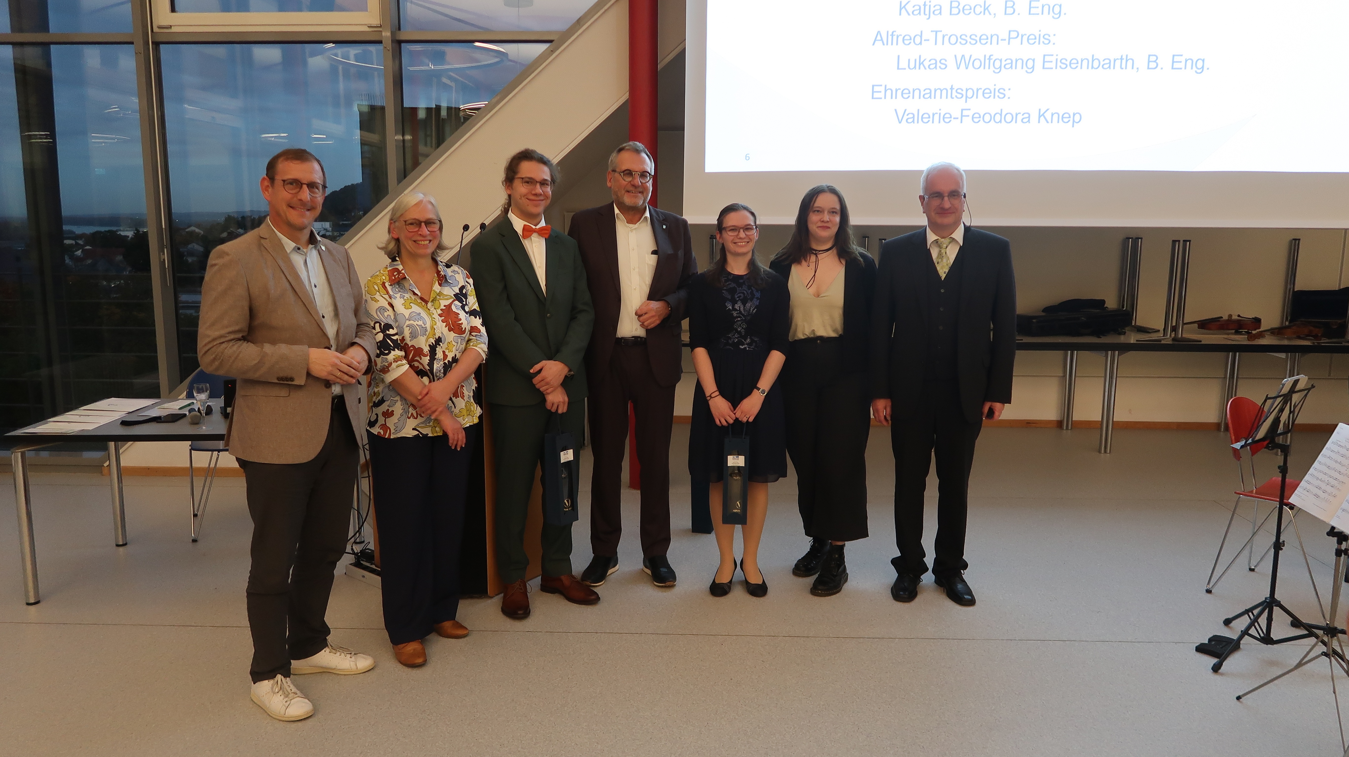Landrat Thomas Barth (l.), die Präsidentin der TH, Prof. Dr. Antje Krause (2. v. l.), OB Thomas Feser (Mitte) und der 1. Vorsitzende der GDF, Rainer Meisser (r.) mit drei der vier Preisträger.
