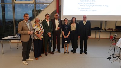 Landrat Thomas Barth (l.), die Präsidentin der TH, Prof. Dr. Antje Krause (2. v. l.), OB Thomas Feser (Mitte) und der 1. Vorsitzende der GDF, Rainer Meisser (r.) mit drei der vier Preisträger.