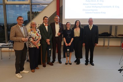 Landrat Thomas Barth (l.), die Präsidentin der TH, Prof. Dr. Antje Krause (2. v. l.), OB Thomas Feser (Mitte) und der 1. Vorsitzende der GDF, Rainer Meisser (r.) mit drei der vier Preisträger. Landrat Thomas Barth (l.), die Präsidentin der TH, Prof. Dr. Antje Krause (2. v. l.), OB Thomas Feser (Mitte) und der 1. Vorsitzende der GDF, Rainer Meisser (r.) mit drei der vier Preisträger.