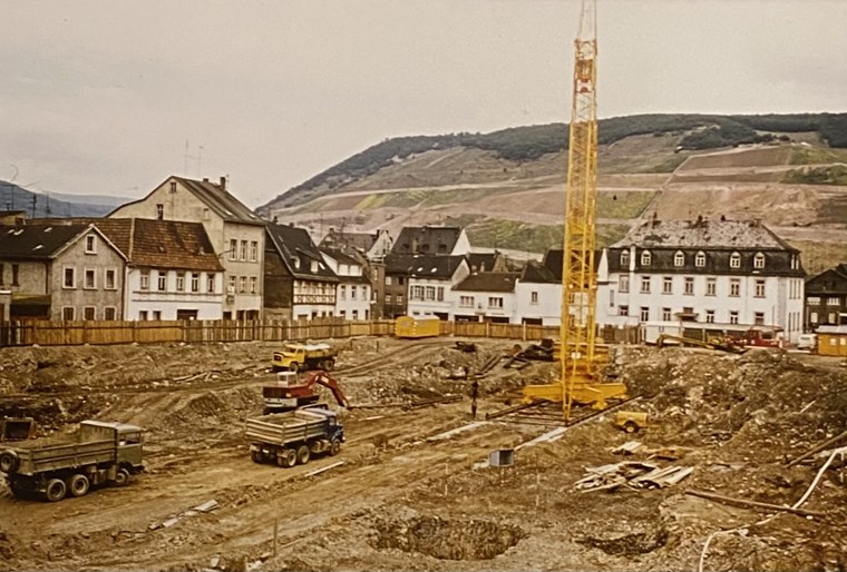 1974. Das ehemalige Areal des Sponheimer Hofes/Weinguts Meyer & Coblenz/städtischen Weinguts. Das Foto zeigt auch die alten Kellermauern