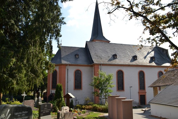 Der Friedhof mit der Kirche St. Peter und Paul.