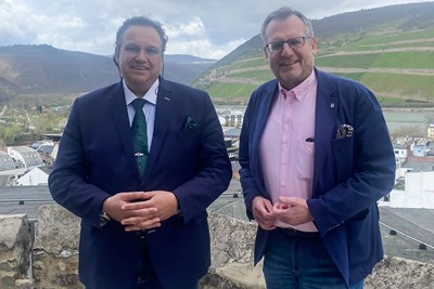 Oberbürgermeister Thomas Feser (re.) und Romeo Franz, MdEP, im Gespräch über das Partnerschaftsverhältnis zwischen Bingen und Prizren.
