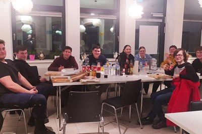 Mit Pizza lässt es sich gleich besser nach neuen Ideen suchen – die Jugendvertretung Bingen während ihres Brainstorming-Treffens am 22. Februar im ZWOZWO in Bingerbrück.