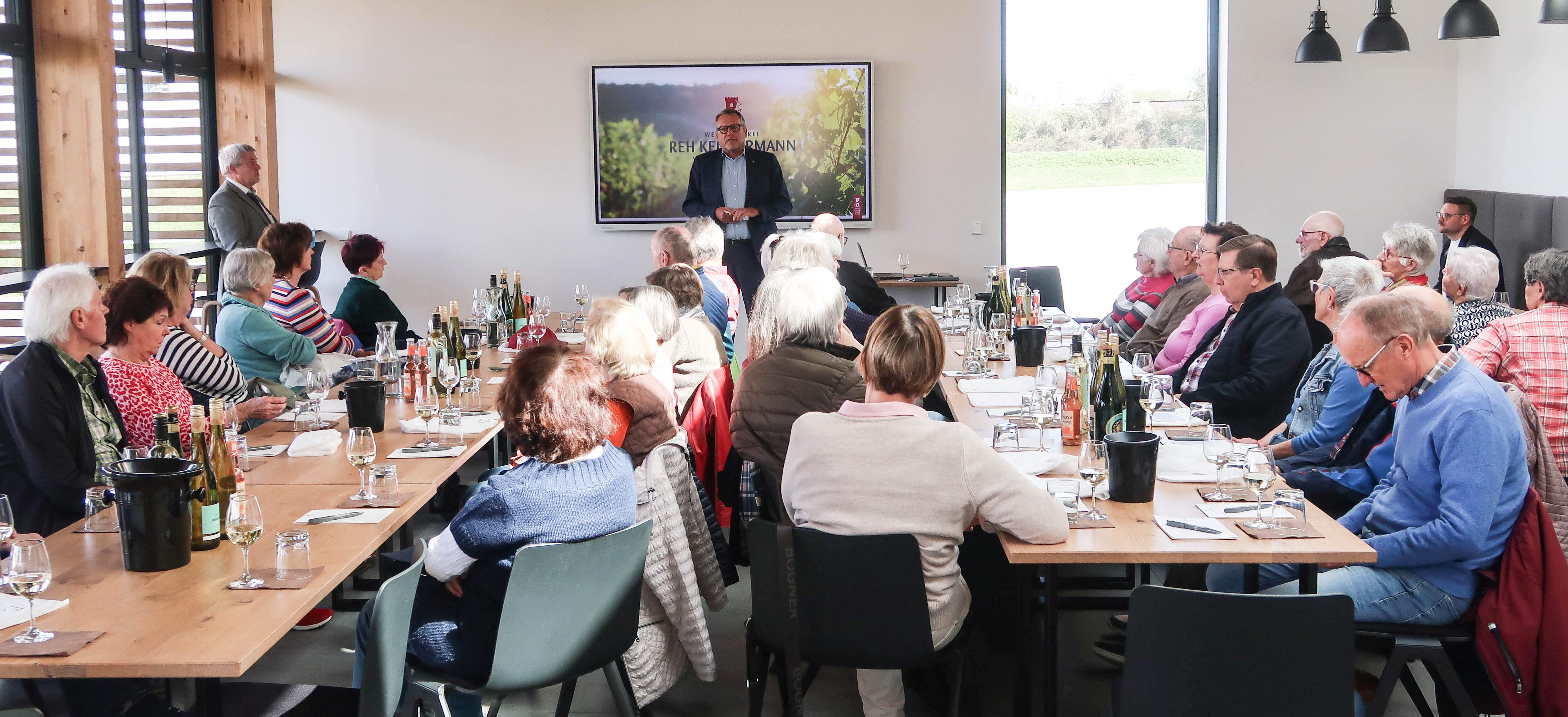 Rund 40 interessierte Teilnehmende waren zur Eröffnung der Binger Seniorentage gekommen, die Oberbürgermeister Thomas Feser (Mitte, vorne) in der Weinkellerei Reh Kendermann eröffnete.