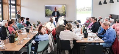 Rund 40 interessierte Teilnehmende waren zur Eröffnung der Binger Seniorentage gekommen, die Oberbürgermeister Thomas Feser (Mitte, vorne) in der Weinkellerei Reh Kendermann eröffnete.