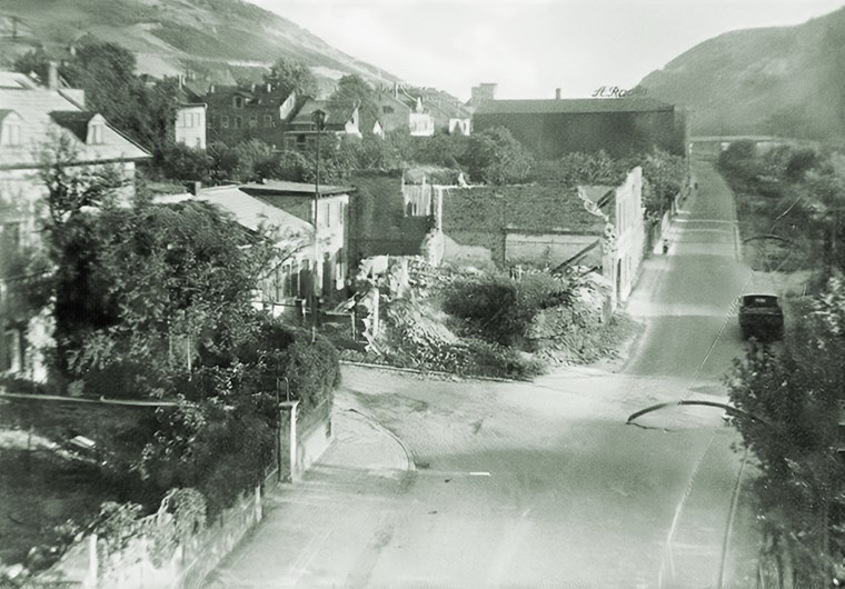 Das Bild zeigt die Stefan-George-Straße an der Einmündung der Schlossbergstraße, die damals bis hoch zur Kreuzung Schmittstraße/Gaustraße/Schlossbergstraße noch Nahestraße hieß.