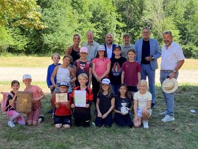 Oberbürgermeister Thomas Feser (2. v. re.) und Verantwortliche der Waldjugendspiele gratulieren der Gewinnerklasse aus Waldalgesheim.
