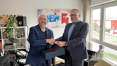 Bildunterschrift: Oberbürgermeister Thomas Feser (rechts im Bild) gratuliert Artur Frank zu 5 Jahren Radio RheinFM. Neben einem Weinpräsent überreichte das Stadtoberhaupt auch den „Binger Rheintaler“ als Zeichen der Anerkennung.