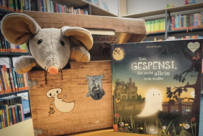 Bini-Maus freut sich auf eine geisterhafte Vorlesestunde. Bini-Maus freut sich auf eine geisterhafte Vorlesestunde.
