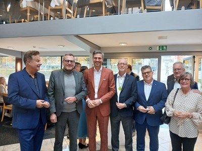 Oberbürgermeister Thomas Feser (2. v. li) und Bürgermeister Ulrich Mönch (3. v. re.) bei der Begrüßung zum Weinsenatsfest. Ingo Zamperoni (3. v. li.) wurde zum Ehrensenator ernannt, Lars Reichow (li.) hielt die Laudatio.