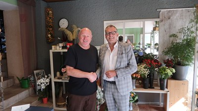 Oberbürgermeister Thomas Feser (re.) gratuliert Wolfgang von Stramberg.
