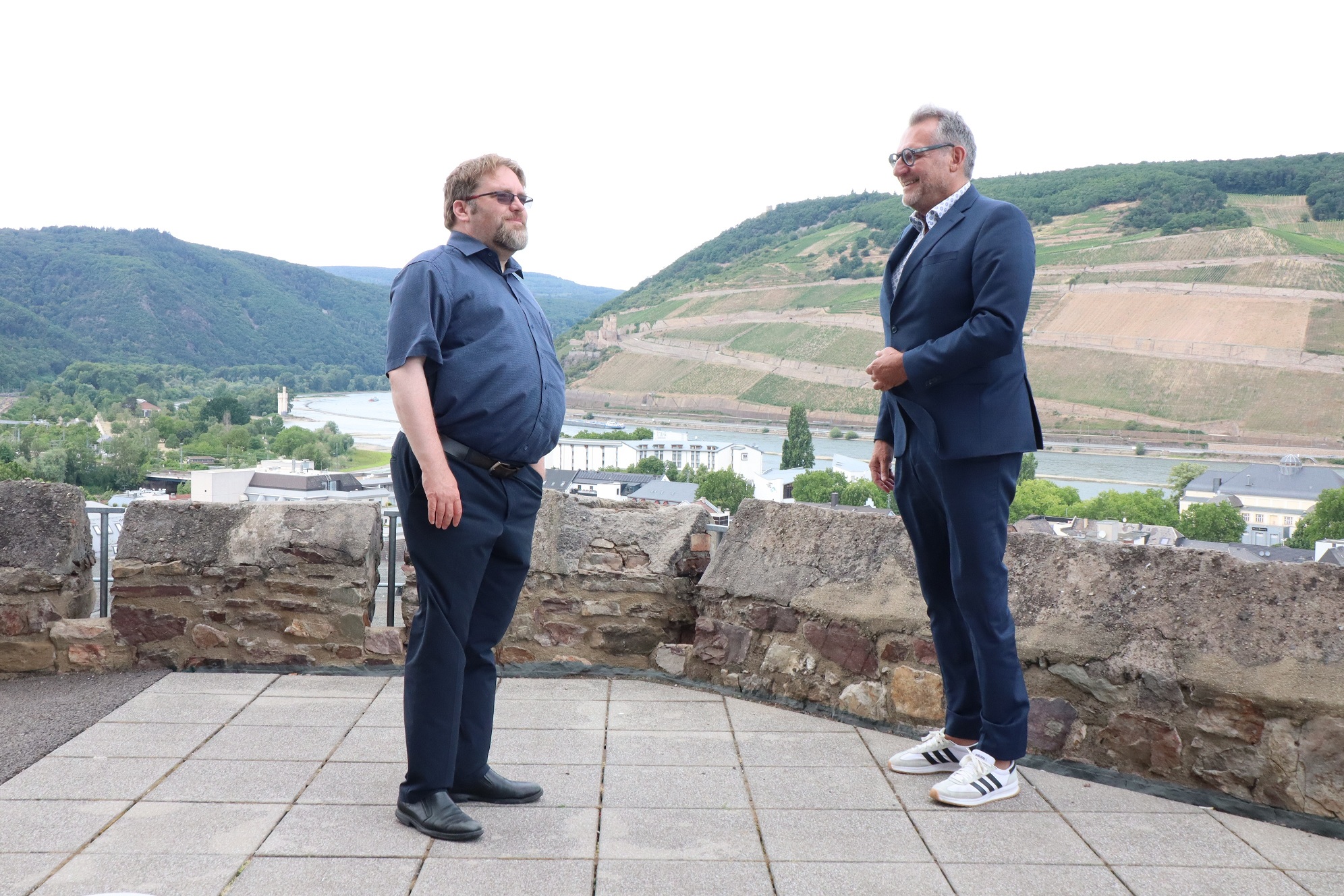 Oberbürgermeister Thomas Feser (re.) beim Gespräch KOMMUNAL-Redakteur Benjamin Lassiwe.