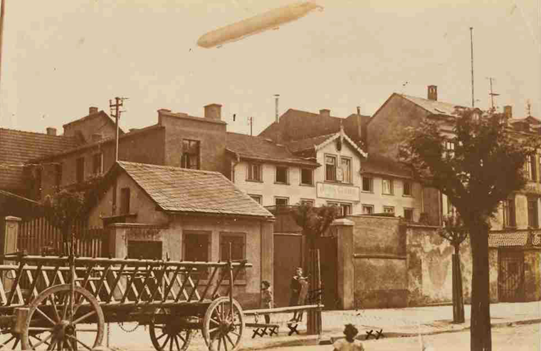Eine Fotografie der alten Post in der heutigen Vorstadt. Ein Zeppelinflug über Bingen war Anlass für dieses Foto