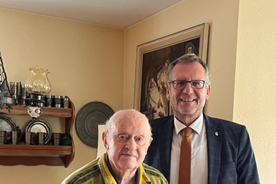 Oberbürgermeister Thomas Feser gratuliert Herbert Sinz zum 101. Geburtstag.