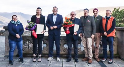 Oberbürgermeister Thomas Feser (3. v. li.), Amtsleiterin Denise Frühauf (li.), Werkleiter Marco Mohr (3. v. re.) sowie Rainer Belzer (2. v. re.) und Jens Oppermann (re.) gratulieren Anna Braßel und verabschieden Stefan Kundel mit den besten Wünschen.