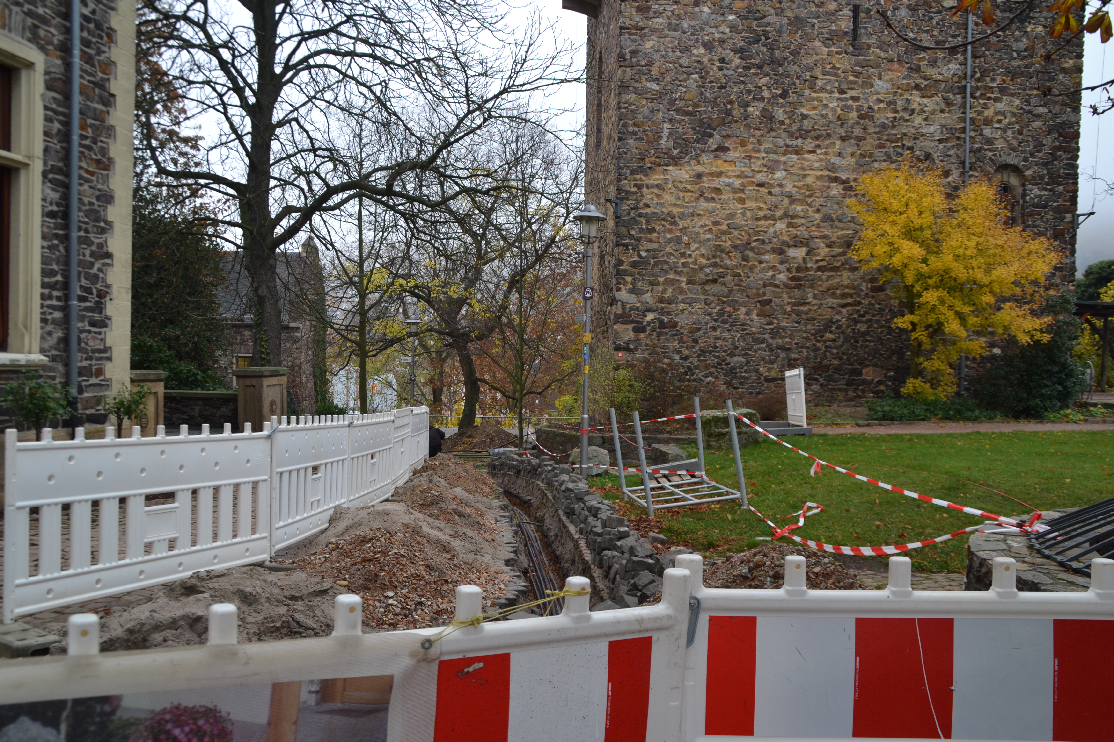 Kabelverlegung an der Burg Klopp (2018).  