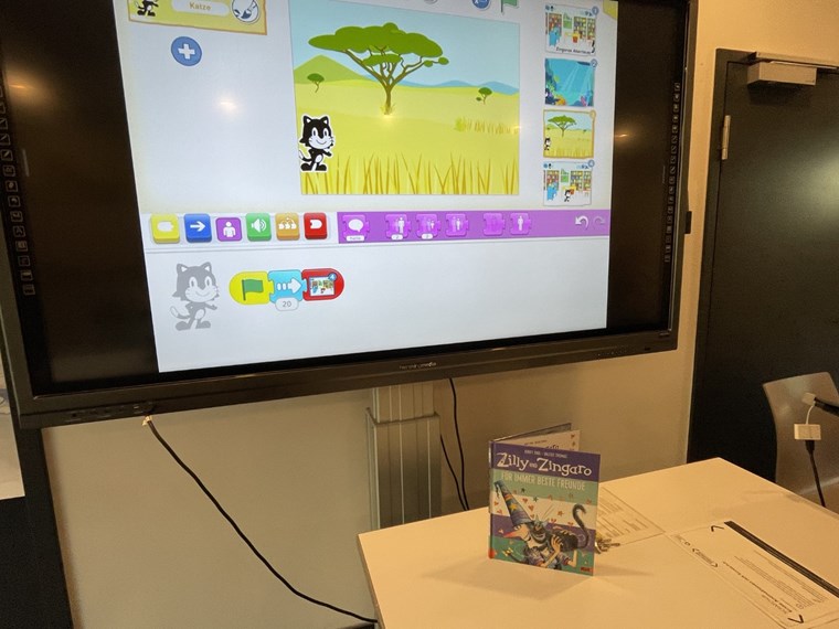 Mit der der App „Scratch junior“ können die Kinder ein Abenteuer der Hexe Zilly nacherzählen.