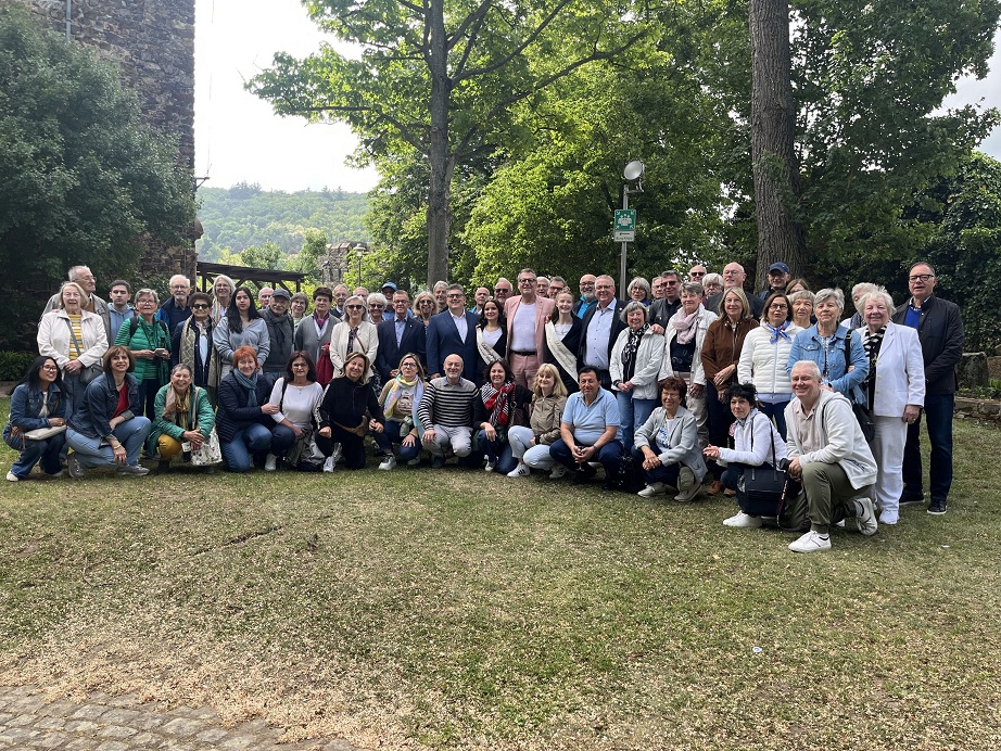 Nach dem Empfang stellten sich alle zum Gruppenbild.