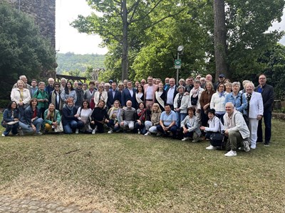 Nach dem Empfang stellten sich alle zum Gruppenbild.