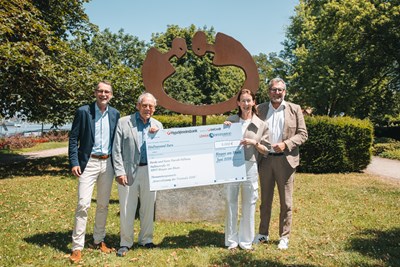 Christian Arras (Löwen Entertainment), Kuno Pieroth und Maria Gleichmann-Pieroth (Gerda und Kuno Pieroth Stiftung) und Oberbürgermeister der Stadt Bingen Thomas Feser vor der Skulptur „Verbindung“ von Albrecht Genin am Binger Kulturufer.